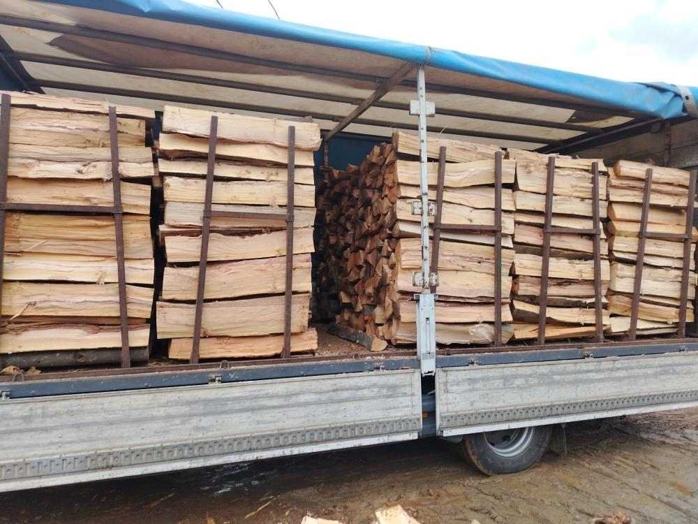 spakovana iscepana drva u kamionu