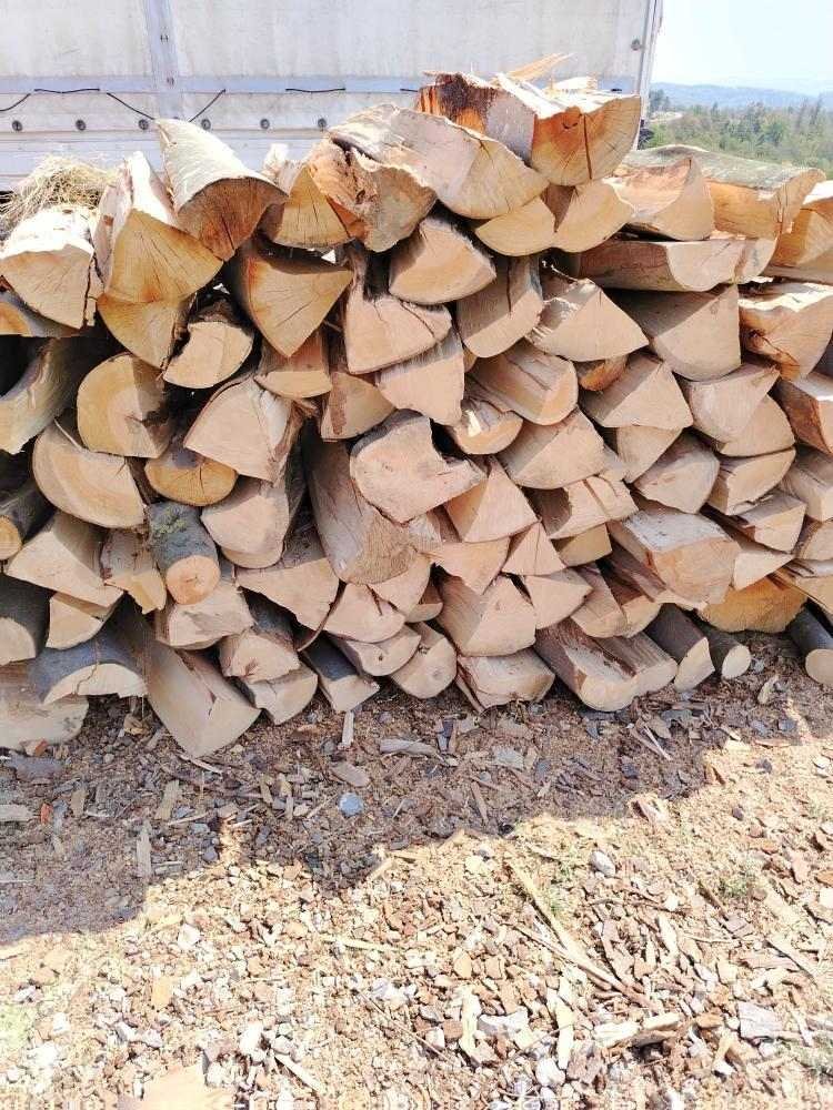 spakovana iscepana drva
